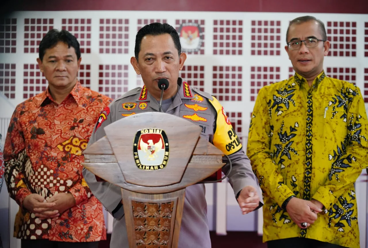 Polri dan KPU RI menandatangani nota kesepahaman terkait dengan sinergisitas pelaksanaan tugas dan fungsi dalam penyelenggaraan Pemilu dan pemilihan serentak tahun 2024. (Foto istimewa)