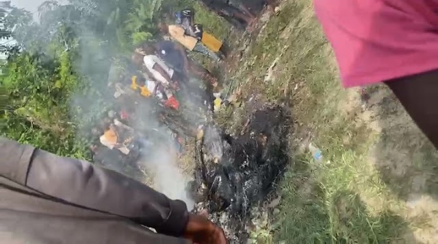 Three Suspected Robbers Burnt For Stealing DJ Equipments In Ughelli (video)(Graphic)