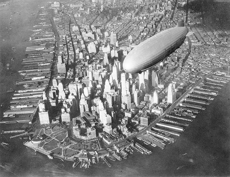 파일:external/www.jazzhostels.com/Uss-akron-blimp-manhattan.jpg