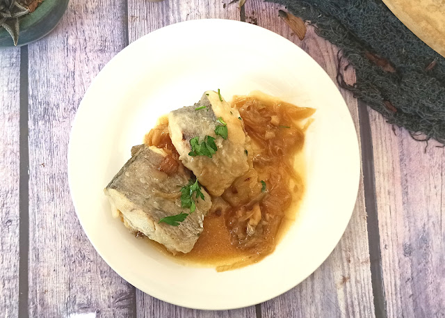 PESCADILLA ENCEBOLLADA