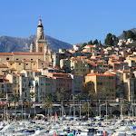 Vue partielle de la vieille ville de Menton, depuis le vieux port