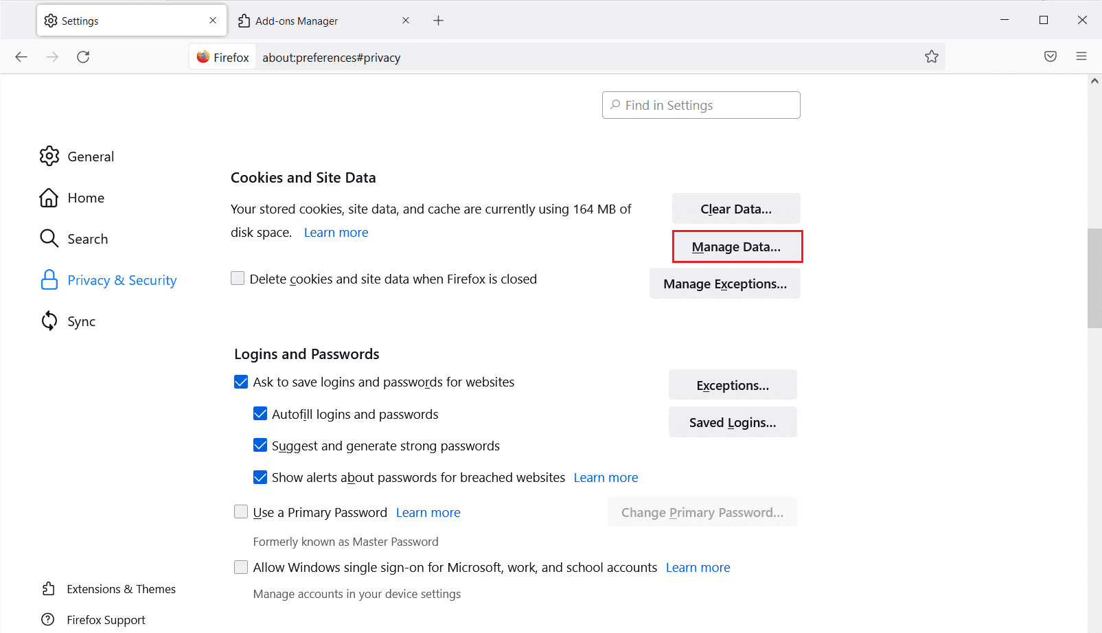 haga clic en Administrar datos en la sección de cookies y datos del sitio en el menú Privacidad y seguridad Mozilla Firefox