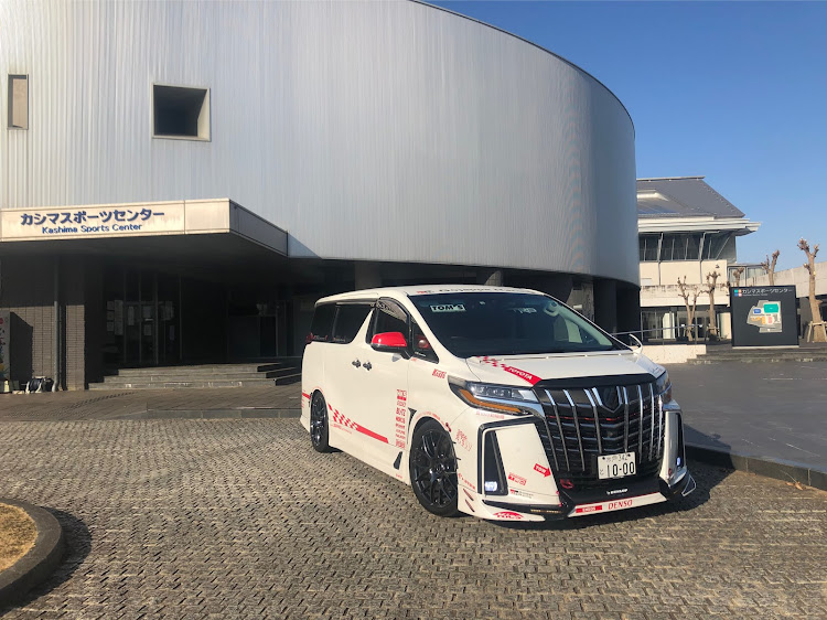 アルファードの【GR】Gojappe Racing・世界最強のアルファード・鹿島スタジアム×ごじゃっぺ号・朝日を浴びてペカッ✨・セクシーボディ選手権に関するカスタム事例の投稿画像2枚目