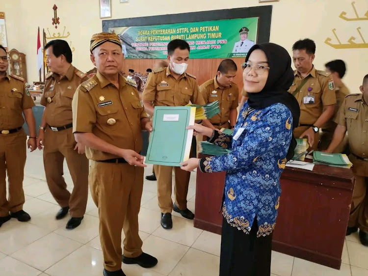 Bupati Dawam Rahardjo Menyerahan STTPL, SK CPNS Menjadi PNS Di Gedung Pusiban