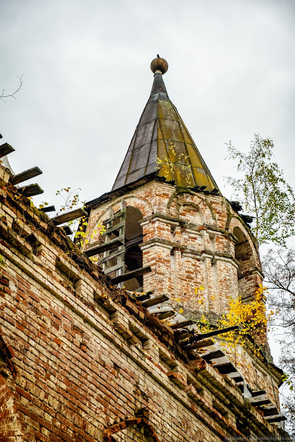 Старая кирпичная колокольня