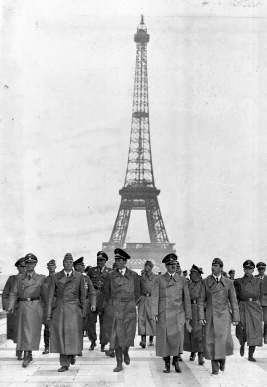 파일:external/upload.wikimedia.org/Bundesarchiv_Bild_183-H28708,_Paris,_Eiffelturm,_Besuch_Adolf_Hitler.jpg