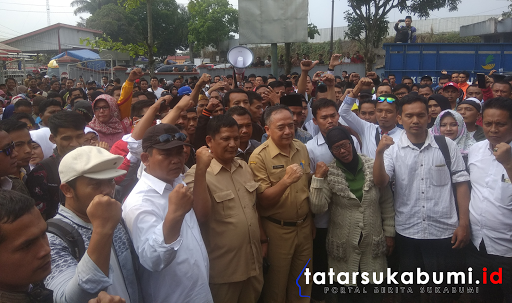 
Aksi Mogok Ngajar Guru Honorer Sukabumi Berakhir, Inilah Kesepakatannya
