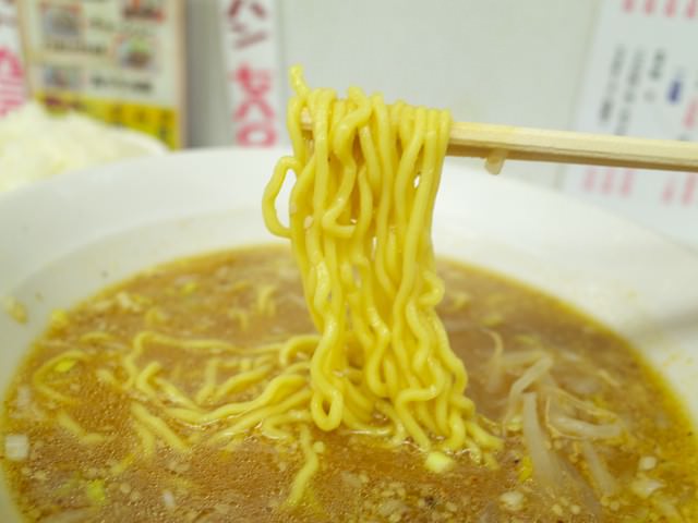 黄色みを帯びた麺を箸で持ち上げてみた