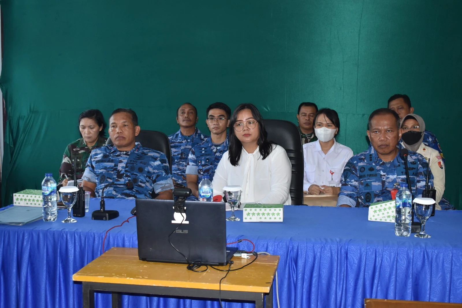 Danlanud Sam Ratulangi Marsma TNI Muhammad Mujib, SE., MM., bersama Pokja Advokasi KIE Hubungan Antar Lembaga Data Informasi BKKBN Prov. Sulut, Rosilia Wowiling, ikuti pencanangan pencegahan stunting nasional TA 2023.(Foto istimewa)