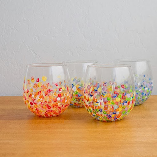 Vasos de vidro decorados com pontinhos coloridos