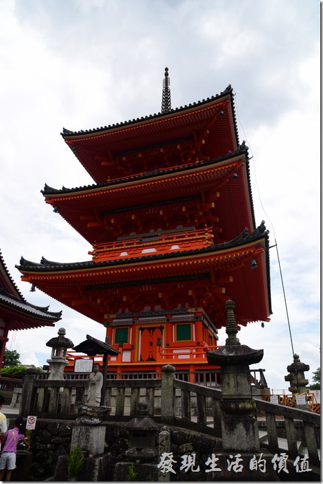 日本-京都清水寺。這棟紅色建築就是清水寺的三重塔，號稱是全日本最高的三重塔，可惜不開放參觀。