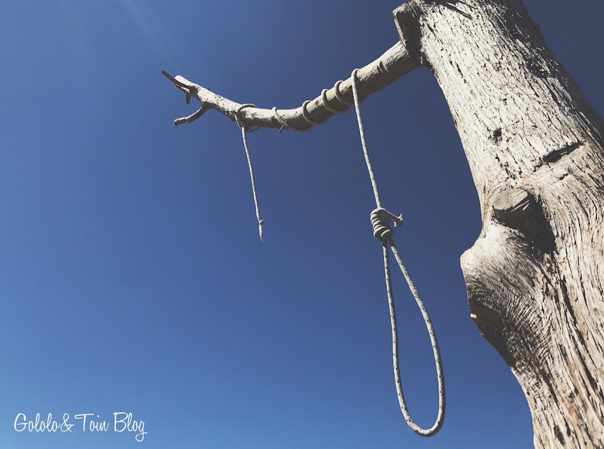 Soga en el árbol del cementerio de Sad Hill