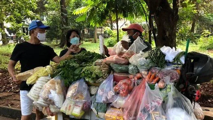 'Hilang' Pasca KLB Demokrat, Moeldoko Kedapatan Bersama Pedagang Sayur di Pinggir Jalan