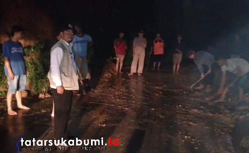 
Longsor Tutup Akses Jalan Kabandungan - Kalapanunggal
