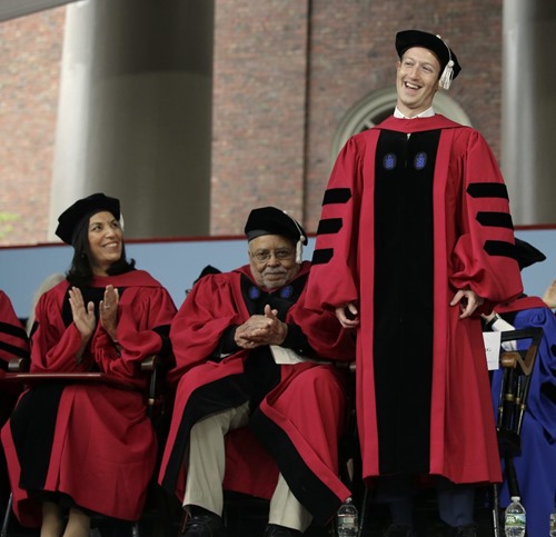 0525_zuckerberg-grad-dufus-laureate