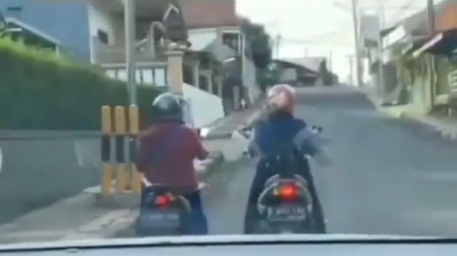 Potret Emak-Emak Naik Motor Bikin Pemobil Keheranan, Ini Dia Sebabnya