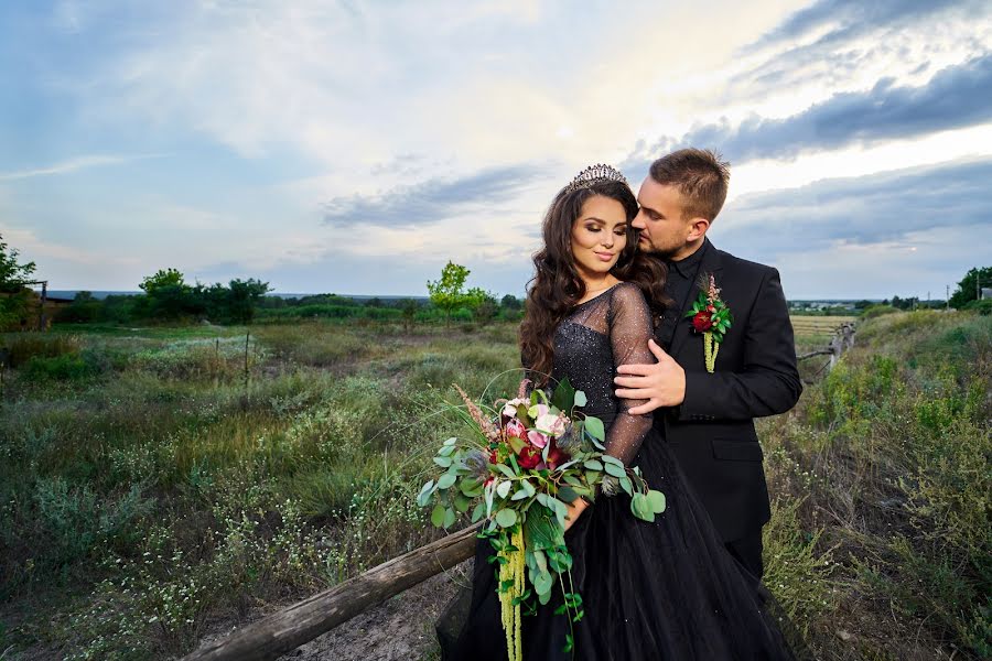 Fotógrafo de casamento Rostislav Nepomnyaschiy (rostislavnepomny). Foto de 1 de setembro 2019