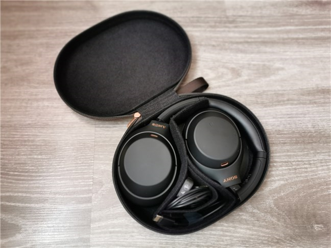 Sony WH-1000XM4 อยู่ในเคส