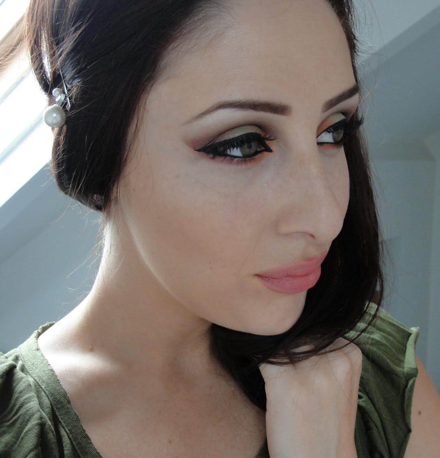 a cute Arab eye make-up,