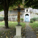 Croix buisée et portail renaissance