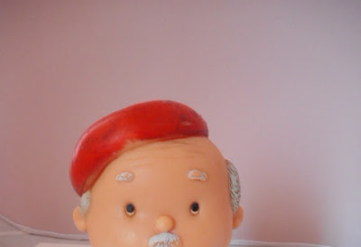 Brinquedo antigo, Boneco de borracha idoso com Chapeu beret e colete vermelho - 15cm de altura  R$ 25,00