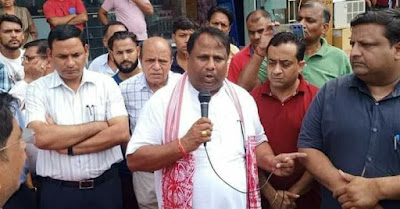 Shopkeepers staged a sit-in at Rani Talab, gave an ultimatum to the administration, Rajkumar Goyal, Mahavir Computer, Rajneesh Jain led the city magistrate reached the spot