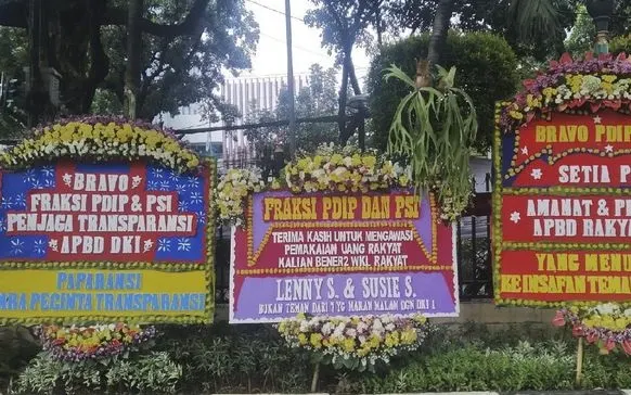 Berjejer Karangan Bunga di Depan DPRD DKI Dukung PDIP & PSI Soal Interpelasi Anies Baswedan