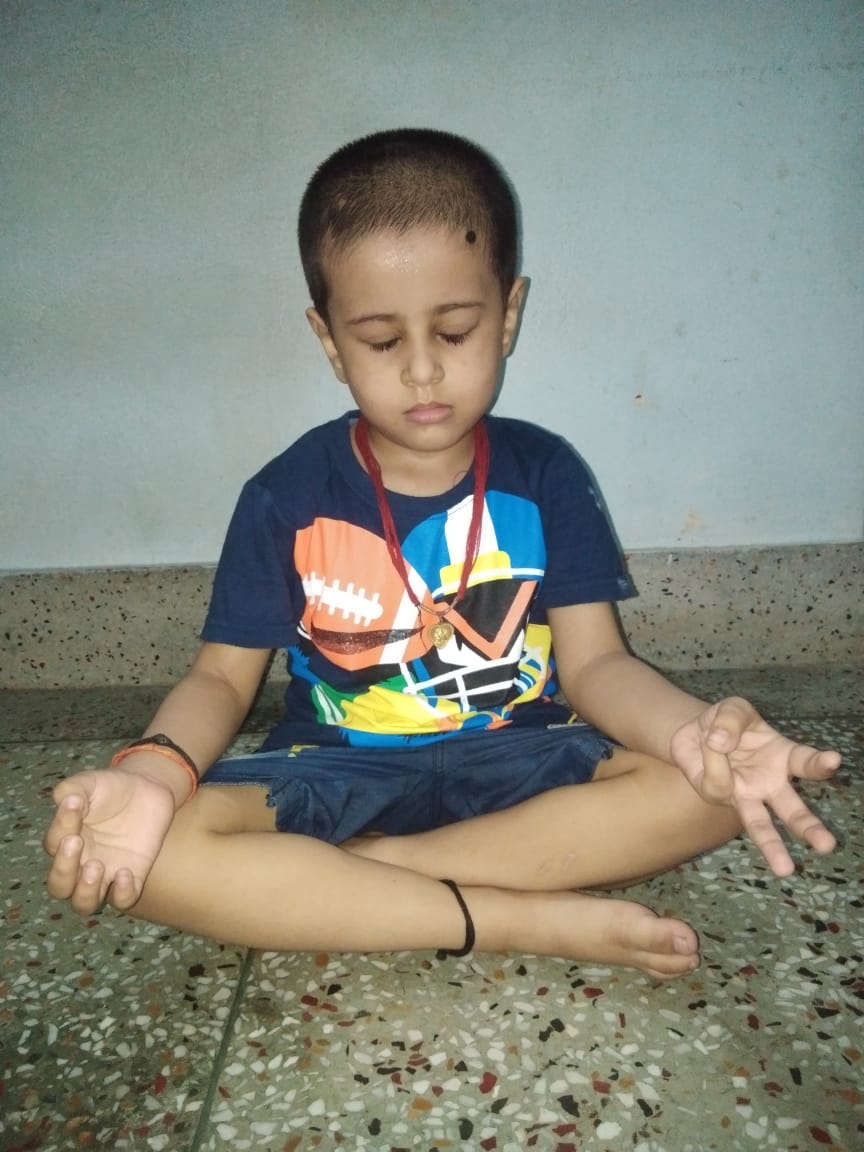 सासाराम:-अंतर्राष्ट्रीय योग दिवस पर साढ़े चार साल के बच्चे ने भी किया योग।