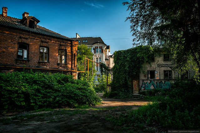 Два старых, заброшенных дома ранним летним утром