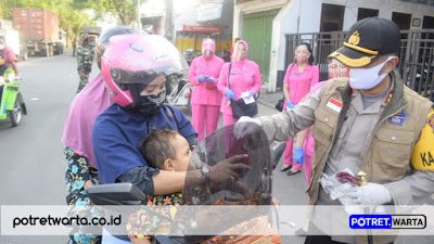 Kapolres Pasuruan Kota dan Forpimda Bagikan Masker Kepada Masyarakat Pasuruan Kota