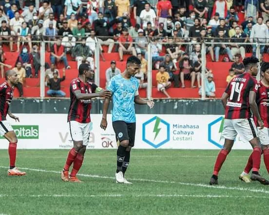 Pertandingan Sulut United vs Persipura Jayapura belum lama ini. (Foto istimewa)