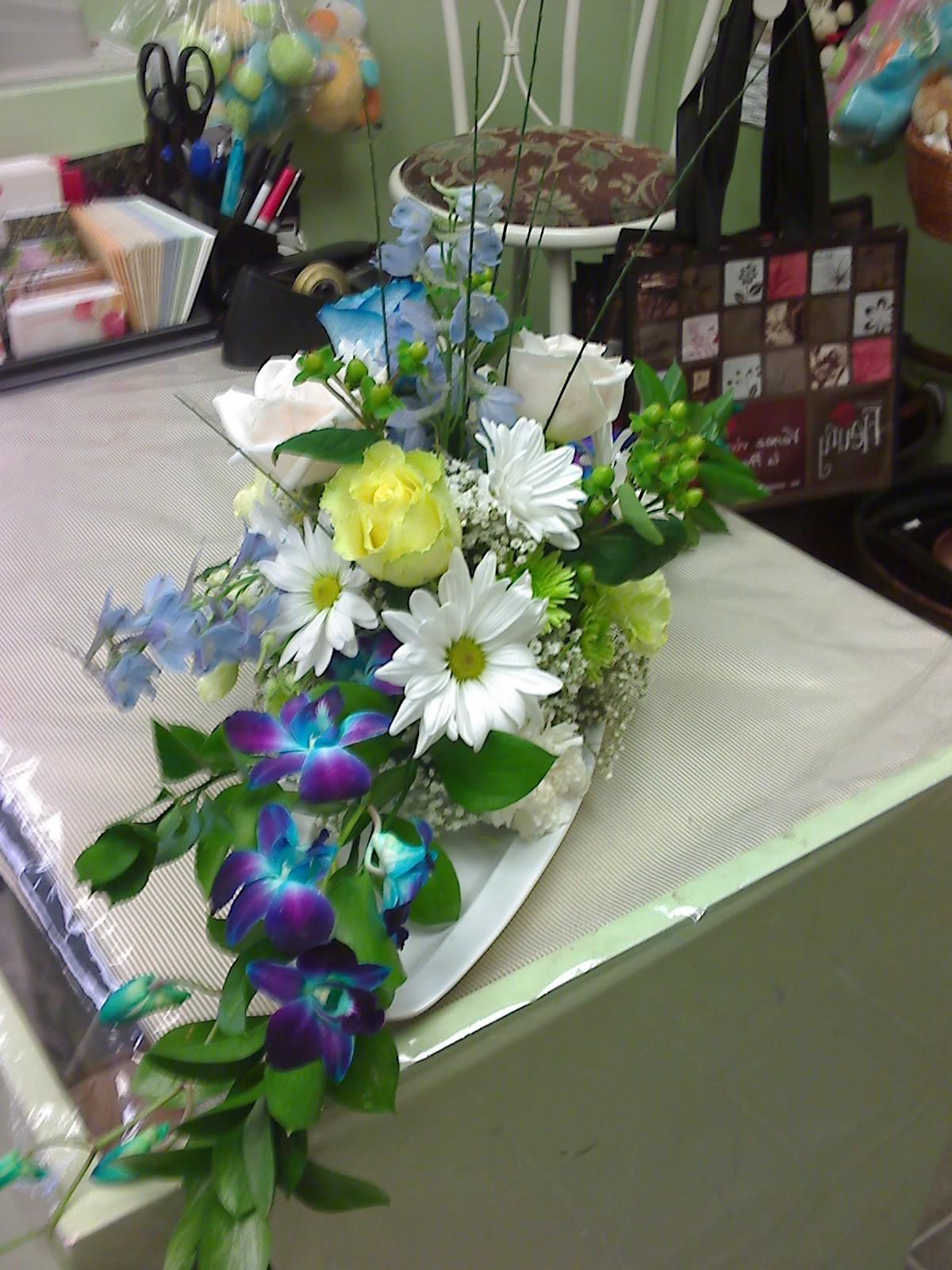 BLUE, GREEN AND WHITE CENTERPIECE. Double click on above image to view full