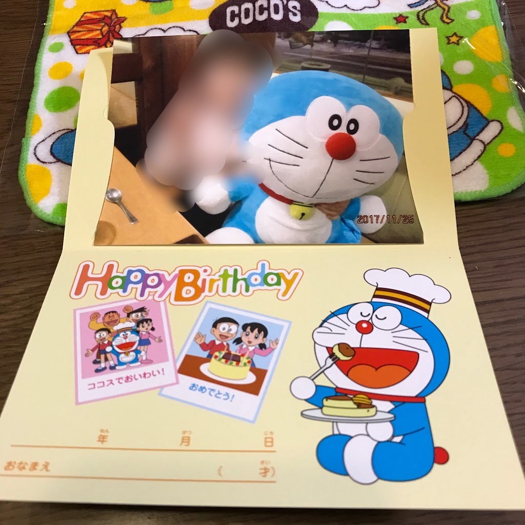 ココスで誕生日のお祝い ドラえもんぬいぐるみとの記念写真を子供が