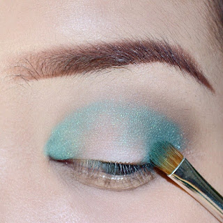 green-halo-eye-makeup-tutorial-using-sariayu-kelimutu-eyeshadow-esybabsy