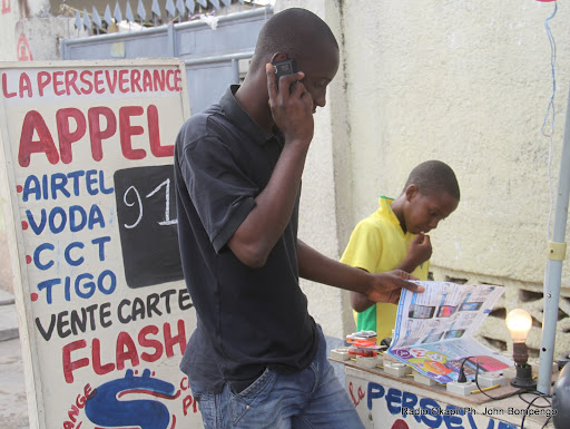 Un consommateur téléphonique dans une cabine publique situé le long d’une avenue de la commune de Kinshasa. Radio Okapi/ Ph. John Bompengo