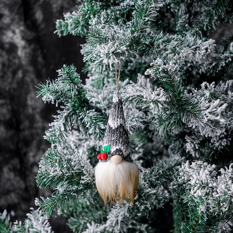 Kleine, gebreide, lichtgevende boomhanger, faceless dwergenpop om op te hangen, perfect voor kerstversiering en een gezellige sfeer.