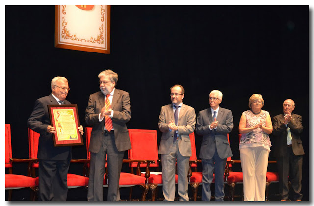 Recibe su diploma acreditativo de manos del alcalde, Francisco González Anguita.