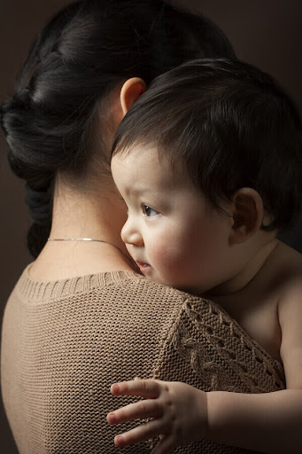 Sau khi bé bú xong, mẹ nhớ cho bé ợ rồi mới để bé nằm nhé