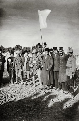 Surrender to British, 1917, mayor with white flag, mat00162