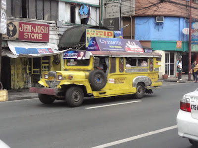 Bilde av en gul jeepney