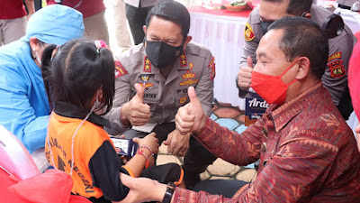 Kapolda Bali Pantau Vaksinasi Serentak Anak Usia 6-11 Tahun di SD MIN 2 Karangasem.