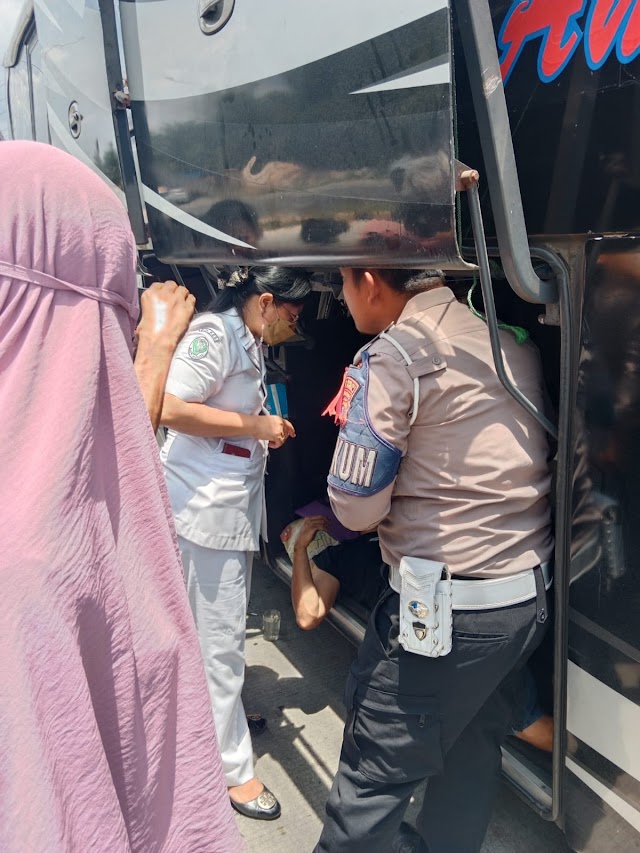 Personil Pos Yan II Polres Batu Bara Bantu Kernet Bus Pariwisata Alami Luka