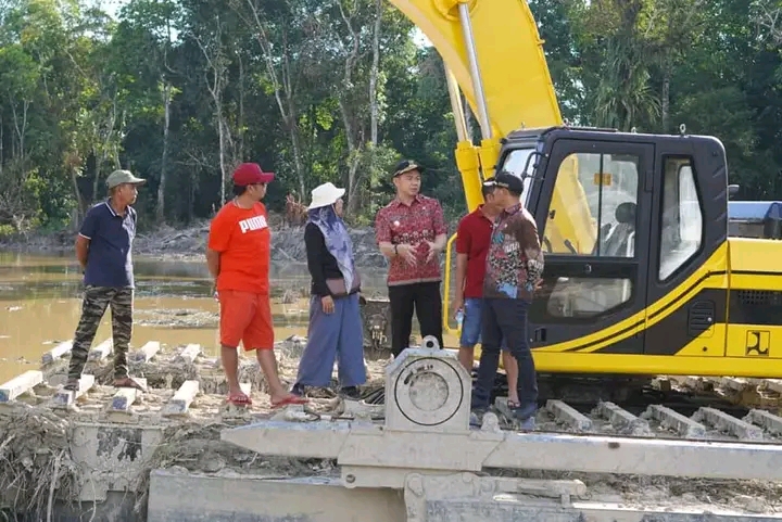 Ketua Komisi V DPR-RI Tinjau Penggalian Danau di Kapuas Hulu