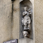 Angle Rue de Paris - Rue de la Treille : statue