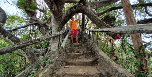 Hiking di Bukit Batu Karang