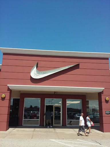 Clothing Store «Nike Factory Store», reviews and photos, 11211 120th Ave #80, Pleasant Prairie, WI 53158, USA