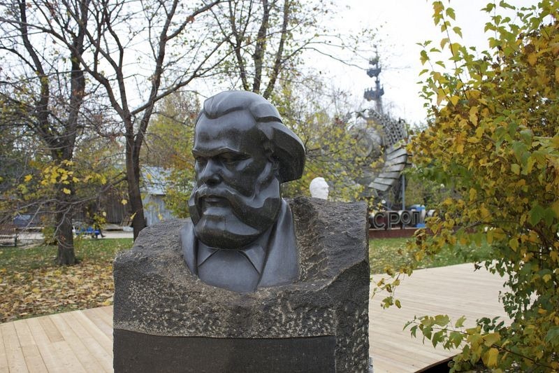 fallen-monument-park-2