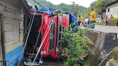 Mobil Tangki angkut BBm Terguling dan seruduk rumah warga