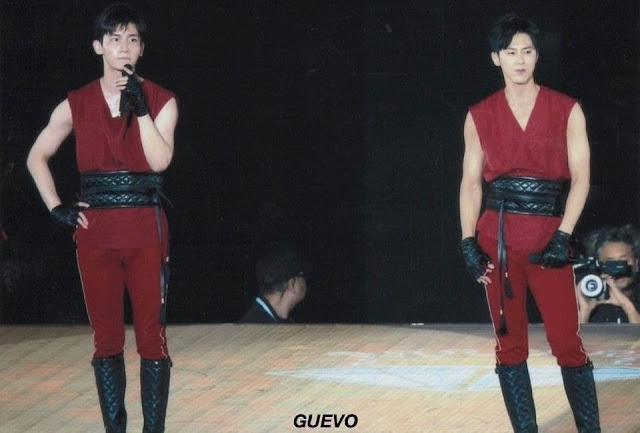 Seringkali Terlihat Unik, Netizen Dibuat Terhibur oleh Pakaian Panggung TVXQ di Jepang 13
