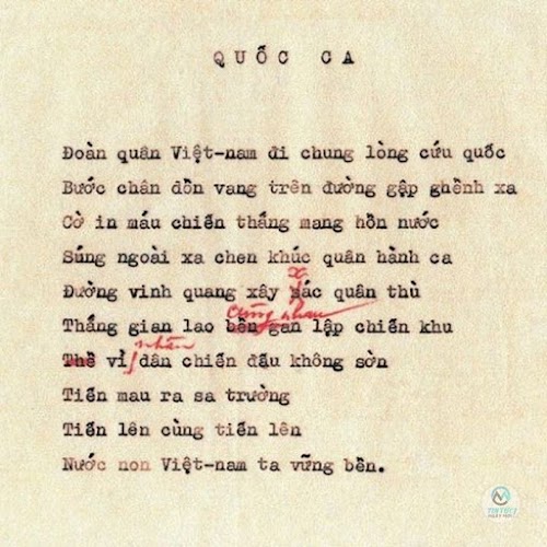 BÚT TÍCH CỦA CHỦ TỊCH HỒ CHÍ MINH SỬA BÀI QUỐC CA VIỆT NAM
Bút tích Chủ tịch Hồ Chí Minh sửa bản Quốc ca nước Việt Nam Dân chủ Cộng hoà (bài hát Tiến quân ca) trước khi công bố tới toàn dân.
Bác chỉ chỉnh một số chỗ (bao gồm cả lỗi chính tả) nhưng những chỗ chữa lại của Người khiến câu từ chính xác hơn, mang ý nghĩa hơn đẹp hơn và đáp ứng được yêu cầu của bài Quốc ca Việt Nam.
Trước đó, Ban tuyển chọn Quốc ca đã trình lên Hội nghị quốc dân và Hồ Chủ tịch 3 bài hát “Cùng nhau đi Hồng binh” của Đỗ Nhuận, “Diệt phátxít” của Nguyễn Đình Thi và “Tiến quân ca” của Văn Cao. Sau khi cân nhắc kỹ, Chủ tịch Hồ Chí Minh cùng Ban Thường vụ Trung ương Đảng và Hội nghị quốc dân đã nhất trí lấy “Tiến quân ca” làm Quốc ca của nước Việt Nam Dân chủ Cộng hoà.
Ngày 2/9/1945, trong không khí tưng bừng của lễ Tuyên ngôn Độc lập, Quốc ca Việt Nam đã vang lên trong hàng triệu trái tim của con dân Việt Nam, báo hiệu một kỷ nguyên mới của lịch sử dân tộc.
Ảnh: Bảo tàng Hồ Chí Minh